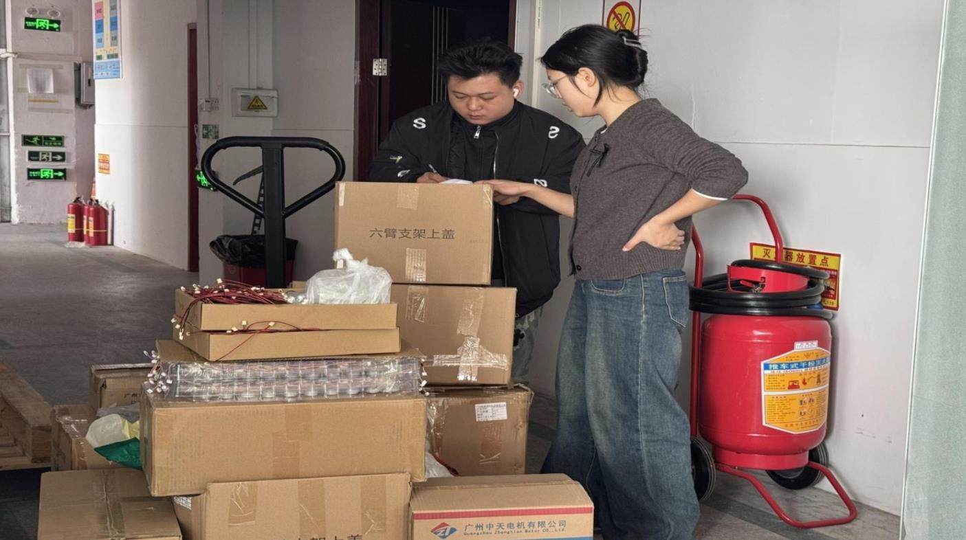 Prepare raw materials at the Haochuang factory
